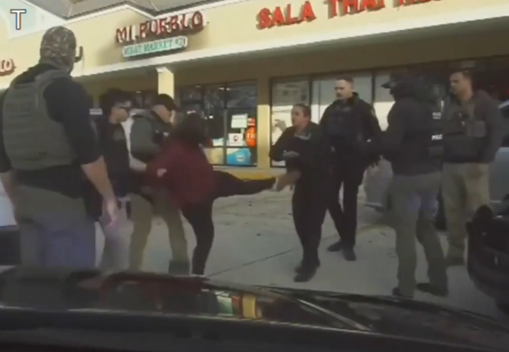 kaiyun中国-女子踹警察被ICE特工强力摁倒！州长回应：这里不是明尼苏达